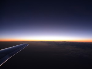 Postal: El ala del avión bajo el horizonte
