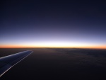 El ala del avión bajo el horizonte