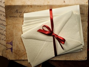 Postal: Sobres atados con un lazo rojo