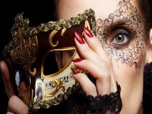 Postal: Mujer con una máscara de carnaval