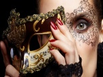 Mujer con una máscara de carnaval