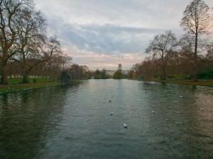 Postal: El Palacio de Buckingham visto desde St James' Park