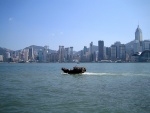 Barca navegando cerca de la Isla de Hong Kong (China)