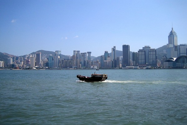 Barca navegando cerca de la Isla de Hong Kong (China)