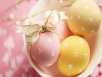 Huevos de Pascua con un lacito