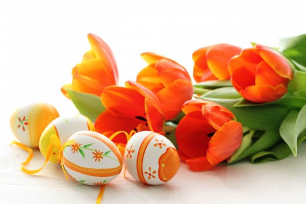 Huevos de Pascua y tulipanes naranjas