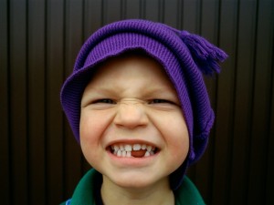Postal: A este niño le faltan algunos dientes