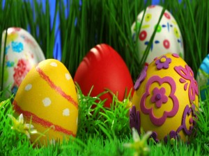 Huevos de Pascua en la hierba
