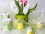 Velas, flores y huevos de Pascua