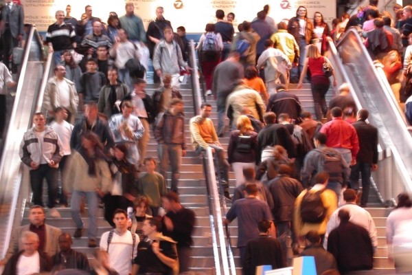 Viendo a la gente subir y bajar escaleras