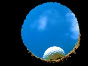 Bola de golf en el borde del hoyo
