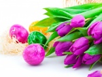 Huevos de Pascua y tulipanes lilas