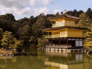 Templo del Pabellón de Oro (Kinkaku-ji o Rokuon-ji) en Kioto, Japón