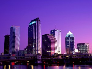 Skyline púrpura de la ciudad de Tampa, en Florida