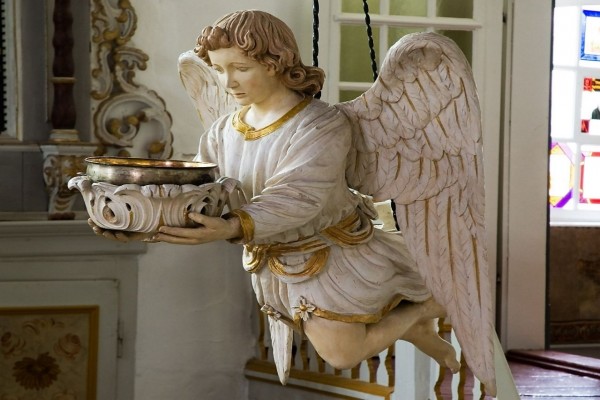 Escultura de un ángel sosteniendo una palangana