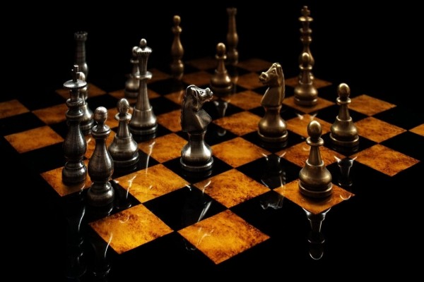 Tablero de ajedrez con piezas metálicas