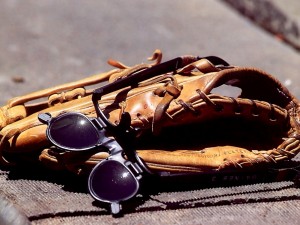 Postal: Guante y gafas para jugar al béisbol