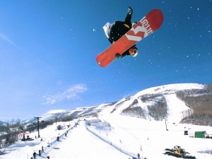 Espectacular salto de snowboard, en Park City (Utah)