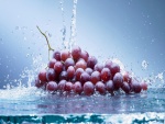 Uvas bañadas en agua