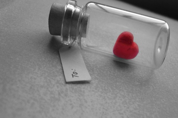 Corazón dentro de una botella de vidrio