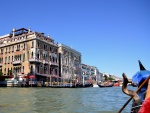Paseo en góndola por uno de los canales principales de Venecia (Italia)