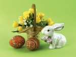 Flores, huevos de Pascua y una conejita