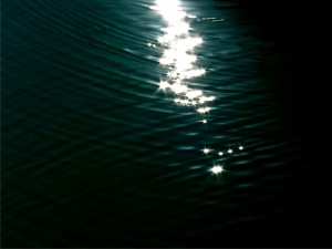 Reflejos de luz en el agua