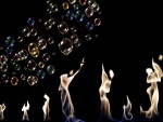 Siluetas en llamas y burbujas de jabón de diferentes colores