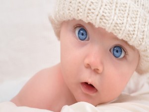 Hermoso bebé de ojos azules