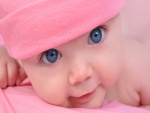 Bebé con grandes ojos azules