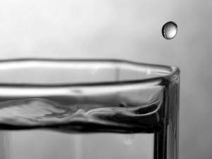 Gota de agua cayendo al borde del vaso