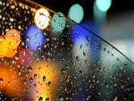 Gotas de lluvia en la ventanilla del coche