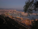 Vista nocturna, desde Montjuic, del Puerto de Barcelona