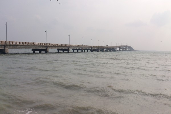 Un largo puente sobre el mar