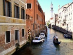Paseando en góndola por los canales de Venecia