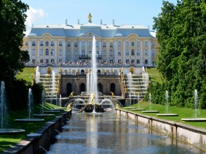 Palacio Peterhof (San Petersburgo), con "Sansón y el León" en el centro de la foto