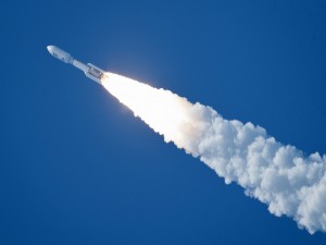 Cohete Atlas V transportando la sonda espacial Juno con destino Júpiter