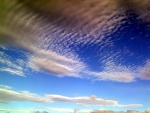 Un cielo azul manchado de nubes