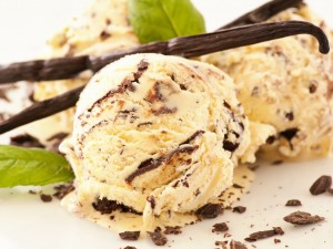 Bolas de helado de vainilla con chocolate