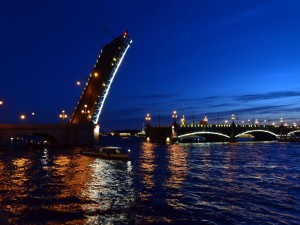 Puente levadizo en San Petersburgo, Rusia