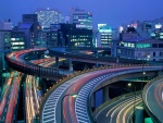 Tráfico nocturno en Tokio, Japón
