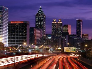 Tráfico en la noche de Atlanta, Georgia, Estados Unidos