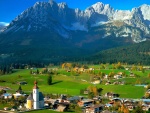 Campos verdes y montañas en el Tirol, Austria