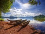 Canoas de madera a la orilla de un lago