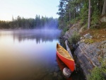 Canoa roja en el lago Pinetree