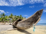 Canoa de madera en una playa de Hawái