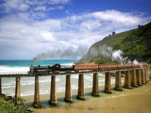 Postal: Tren de vapor cruzando la playa