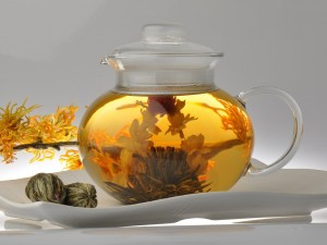 Tetera con flores de té