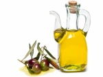 Aceitera con "aceite de oliva virgen extra" y algunas olivas