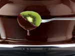 Rodaja de kiwi bañada en chocolate